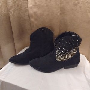 BLACK STUDDED SUEDE ANKLE BOOTS